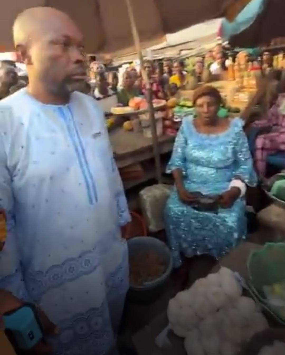 chief danmotech gifts fifteen million naira to yanga women fish sellers633668074217028586.