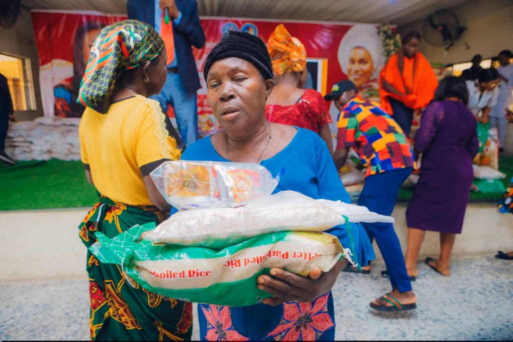 over+200+elderly+women+receive+christmas+food+support+from+isoko+south+chairpersons+wife+1920196673348705239.