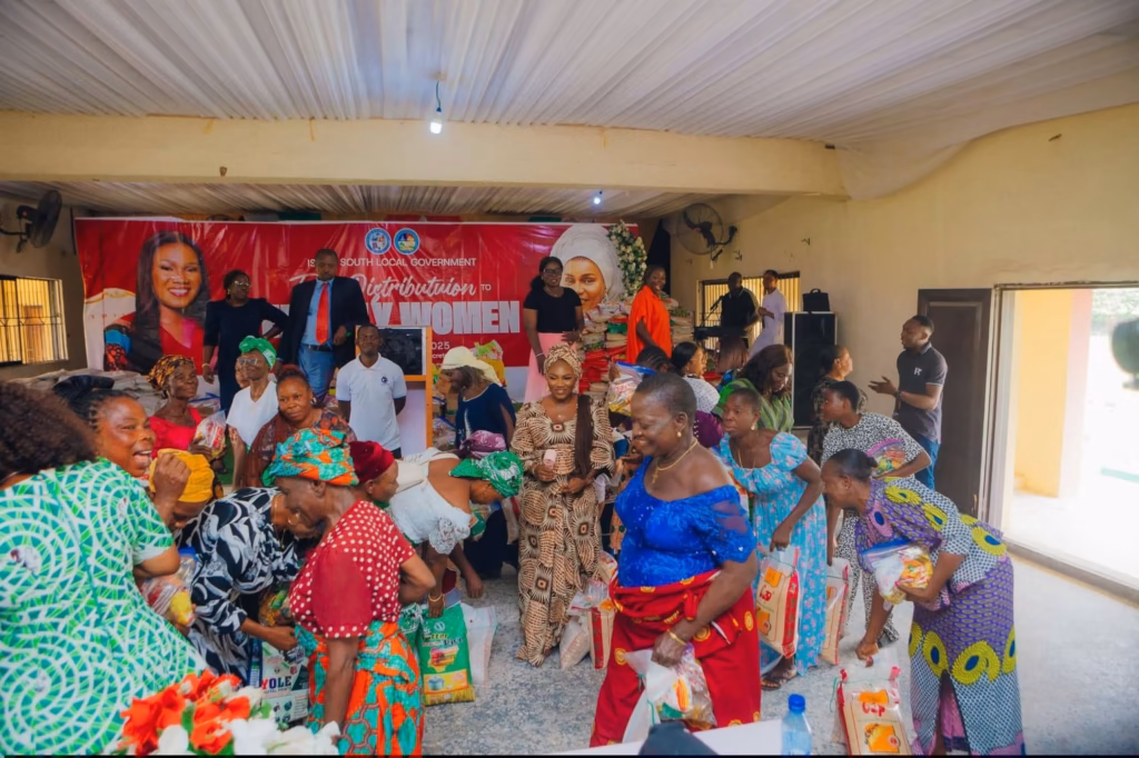 over+200+elderly+women+receive+christmas+food+support+from+isoko+south+chairpersons+wife+53074285366673139968.
